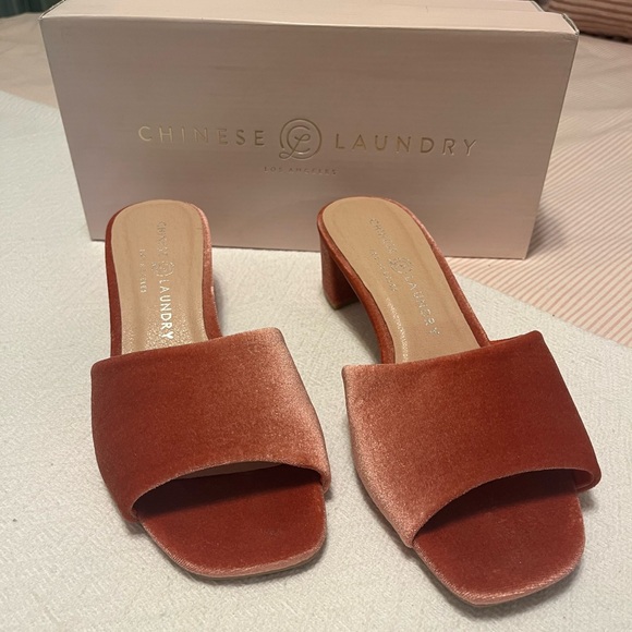 NWT - Chinese Laundry Velvet Rose Heeled Sandals - Picture 2 of 6